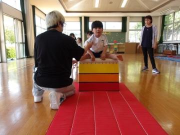 4歳児が跳び箱に挑戦する姿