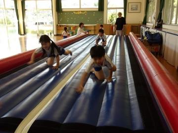 エアートランポリンで遊ぶ様子