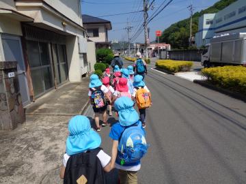園児が手をつないで歩いている様子