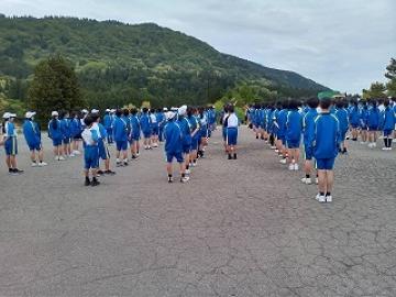 生徒が集団行動をする様子