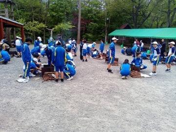 飯盒炊さんをする生徒の様子