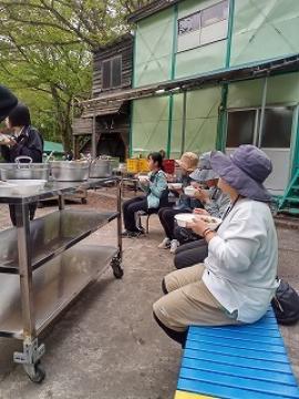 晩御飯を食べる先生たちの様子