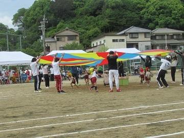 親子でパラバルーンをしています