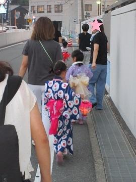 提灯行列をしています
