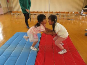 園児が遊戯室でお相撲ごっこをしています。