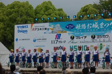演技の最後にステージ上で整列する5・6年生の様子
