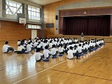 体育館で諸注意を聞く様子