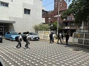 徒歩で校門を出ていく様子
