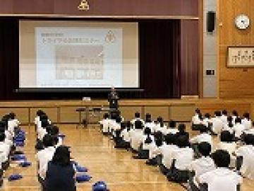 講師先生のお話を聞く様子