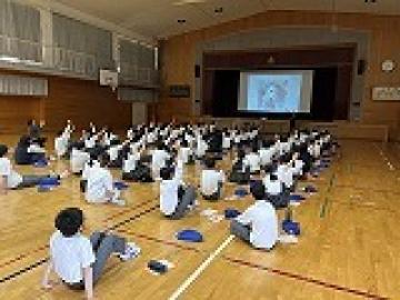質問に挙手する様子