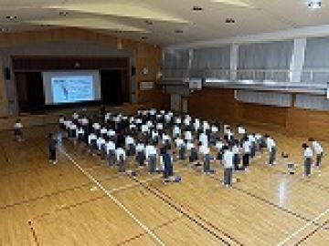礼の練習をする様子