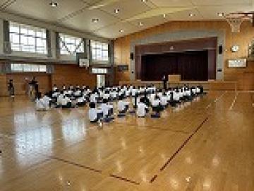 注意を聞く様子
