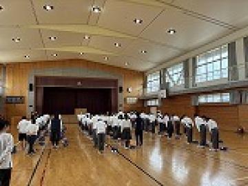 挨拶の練習をする様子