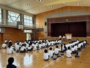 スローガンを確認する様子