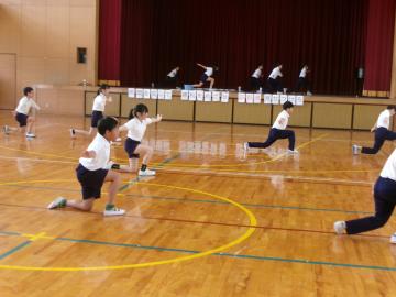 運動会に向けて、3・4年生がダンスの練習をしています。