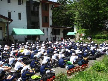 宿舎の方の話を聞く様子