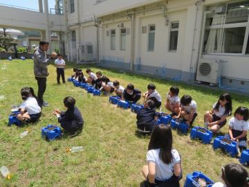 なえうえの手順を確認する2年生