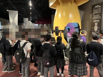 長崎原爆資料館で原爆の構造を学習する様子