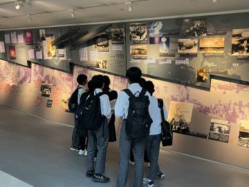 長崎原爆資料館で歴史を学習する様子
