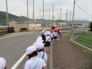 鹿谷中前をあるく1年生