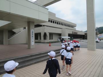 北部市民センター前をあるく1年生