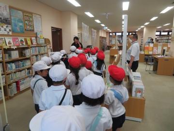 夢前図書館を見学する1年生