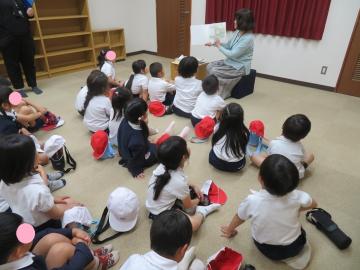 絵本の読み聞かせをたのしむ1年生