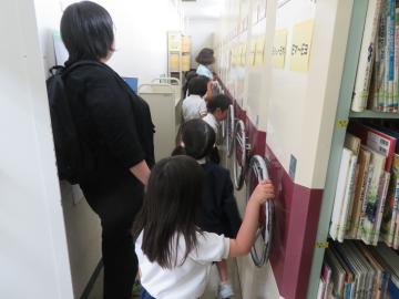 書庫の見学をする1年生