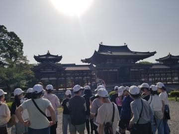 平等院を見学している写真
