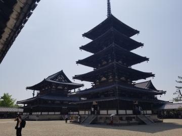 法隆寺五十の塔を見学している写真