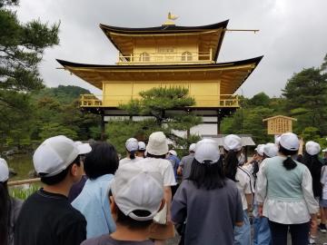 金閣寺を見ている写真