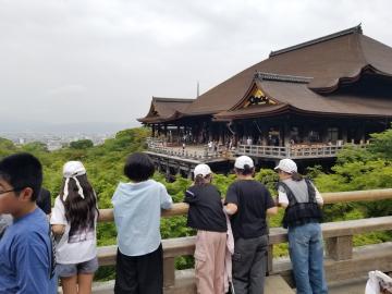 清水の舞台を眺めている写真