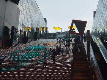 京都駅の階段を上っている写真