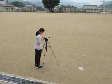 暑さ指数の計測をする養護教諭