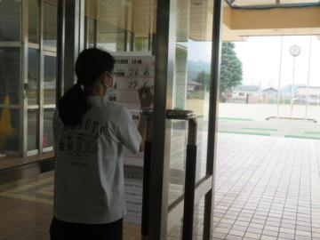 児童玄関に記録する養護教諭