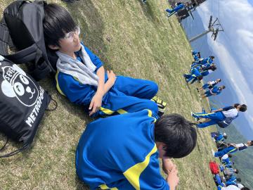 山頂で疲れをいやしている様子