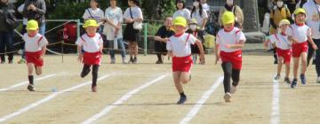 運動会でかけっこをしている様子