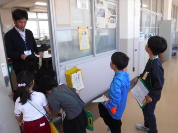 学校たんけんのようす2