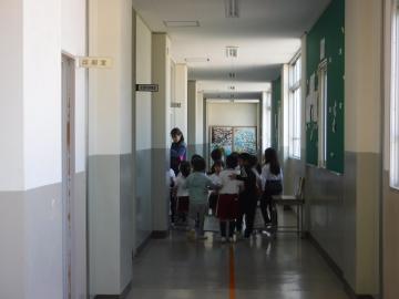 学校たんけんのようす3