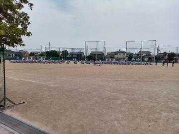 全校生徒が運動場に集合している様子