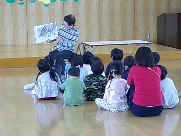 絵本を読んでもらっている様子