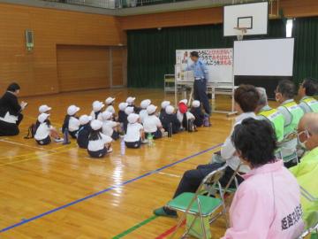 たくさんの方に見守られ交通安全教室がスタート
