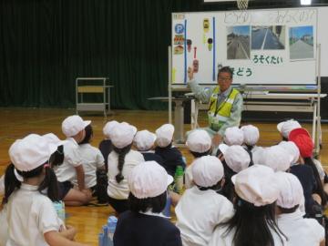 危機管理室の方の講話をきく1年生