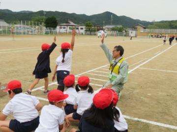 2人組で安全な歩き方にチャレンジする1年生