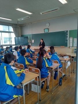 クラスで話をする実習生の様子