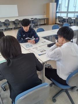 生徒指導の話をする教師