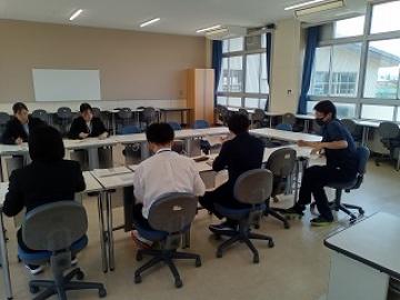 特別活動の指導をする教員