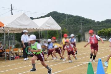 1・2年生がリレーをしている様子