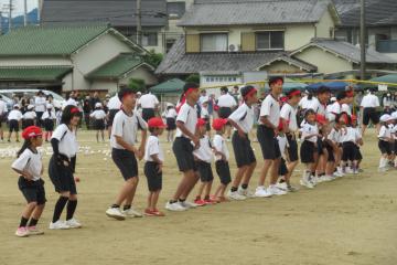 9年生とダンスをしている様子