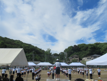 運動会で整列している児童の写真